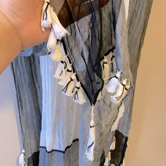 American Eagle, Black and White Scarf w/Tassels - Picture 6 of 9